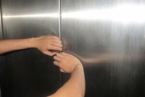 Thang máy gặp sự cố khiến cô gái trẻ rơi từ tầng 7 xuống tử vong