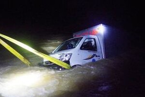 Ô tô bị lũ cuốn trôi trong đêm, 2 vợ chồng mất tích