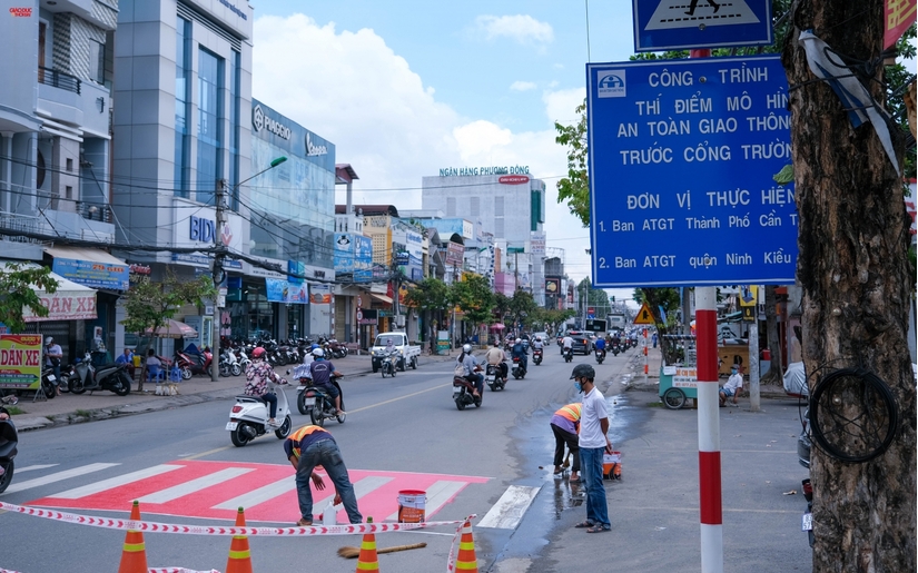  Cần Thơ thí điểm “Thảm an toàn cho học sinh qua đường” trước cổng trường học