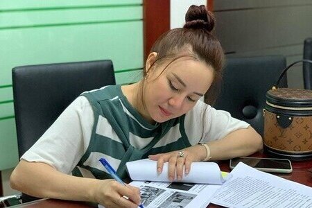 Ca sĩ Vy Oanh yêu cầu khởi tố bà Phương Hằng