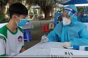 Những hình ảnh tiêm vắc xin cho trẻ em đầu tiên ở TP.HCM