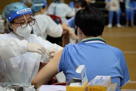 Ngày đầu học sinh Đà Nẵng tiêm vắc xin Covid-19