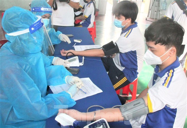 Bình Dương hoàn thành tiêm vắc xin mũi 1 cho học sinh THPT