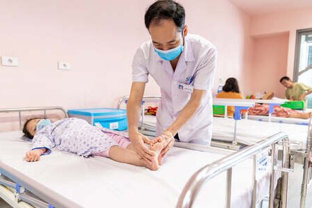 Bé gái 4 tuổi phải cắt xương đùi vì bị điều trị muộn dị tật trật khớp háng