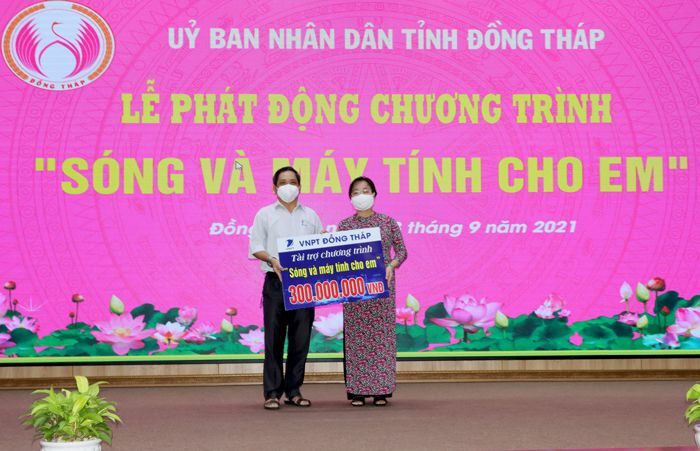 Tiếp sức học sinh vùng khó Đồng bằng sông Cửu Long học trực tuyến