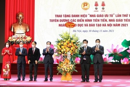 Hà Nội tuyên dương điển hình tiên tiến, nhà giáo tiêu biểu năm 2021