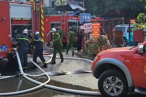 Hà Nội: Giải cứu 4 người bị kẹt trong đám cháy ở khu tập thể Thành Công 