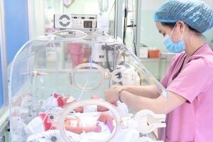 Không tiêm vắc xin ngừa Covid-19, mẹ và song thai suýt tử vong