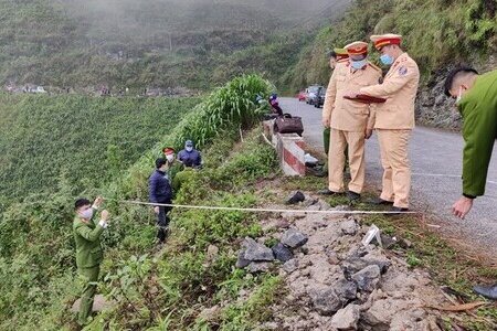 Ô tô lao xuống vực ở đèo Mã Pì Lèng khiến 3 người tử vong