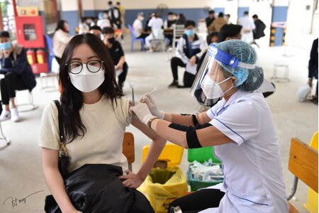 Quận Hoàng Mai triển khai tiêm vắc xin Covid-19 cho học sinh tại trường học