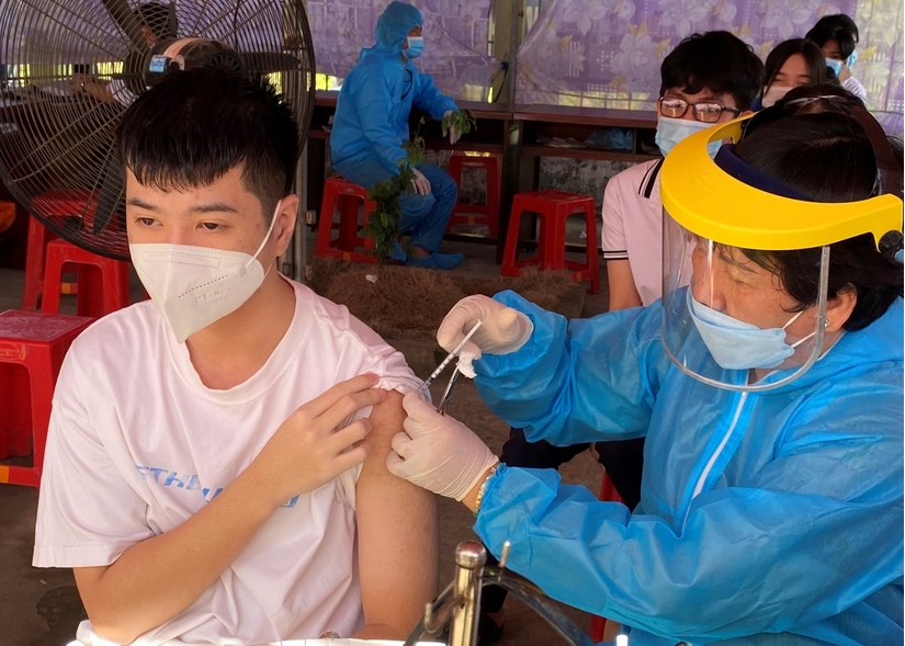 Sáng nay (27/11), Hà Nội bắt đầu tiêm vắc xin Covid-19 cho học sinh lớp 9