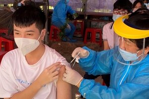 Sáng nay, Hà Nội bắt đầu tiêm vắc xin Covid-19 cho học sinh lớp 9