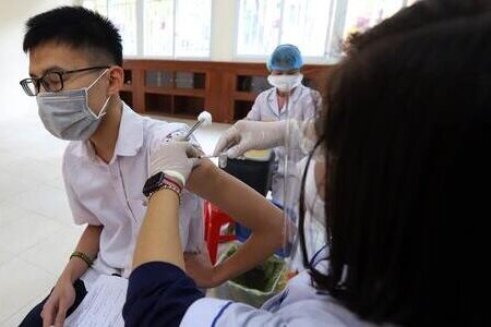 2 học sinh THCS ở Hà Nội phản ứng sau tiêm vaccine Covid-19