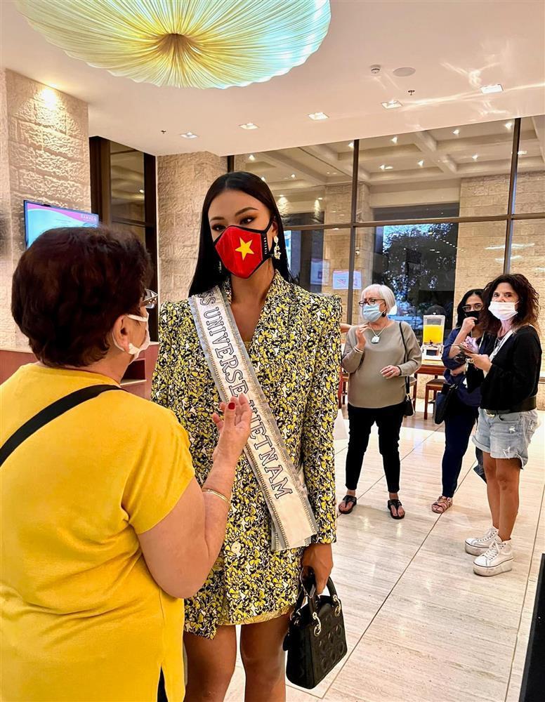 Ngày đầu nhập cuộc Miss Universe, Kim Duyên lên đồ ấn tượng