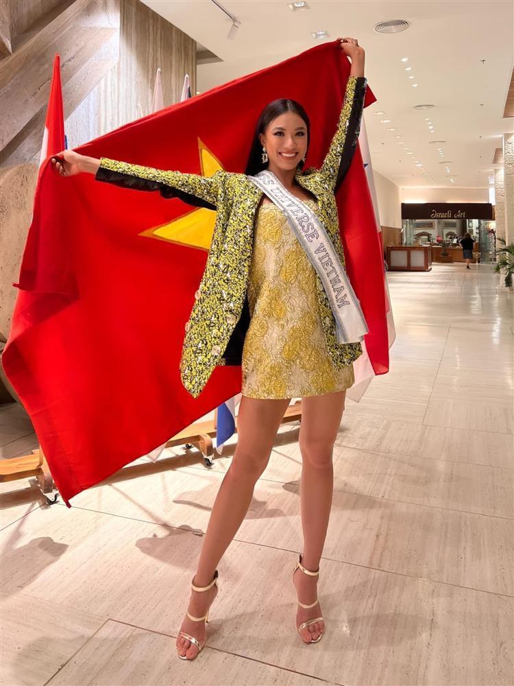 Ngày đầu nhập cuộc Miss Universe, Kim Duyên lên đồ ấn tượng