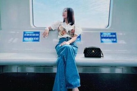 Check-in trên tàu điện Cát Linh - Hà Đông, Văn Mai Hương gây tranh cãi vì hành động này