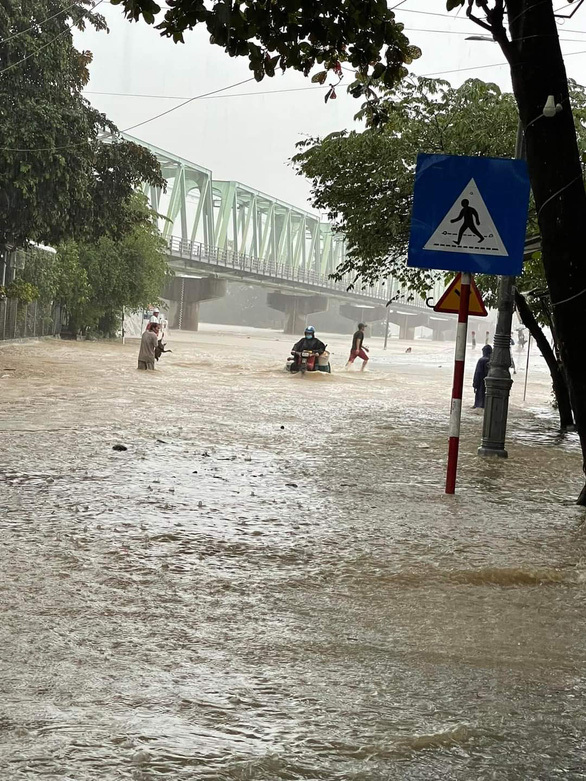 Bình Định: Mưa lũ lên nhanh, hơn 66.000 học sinh không thể đến trường