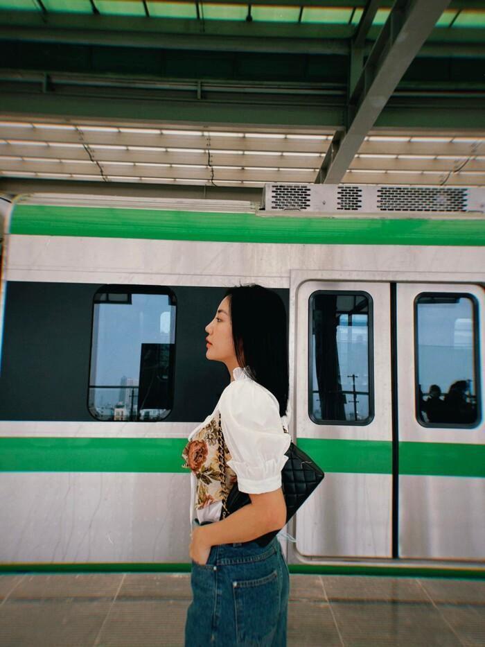 Check-in trên tàu điện Cát Linh - Hà Đông, Văn Mai Hương gây tranh cãi vì hành động này