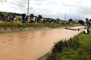 Rơi xuống kênh nước gần nhà, 2 anh em ruột đuối nước thương tâm