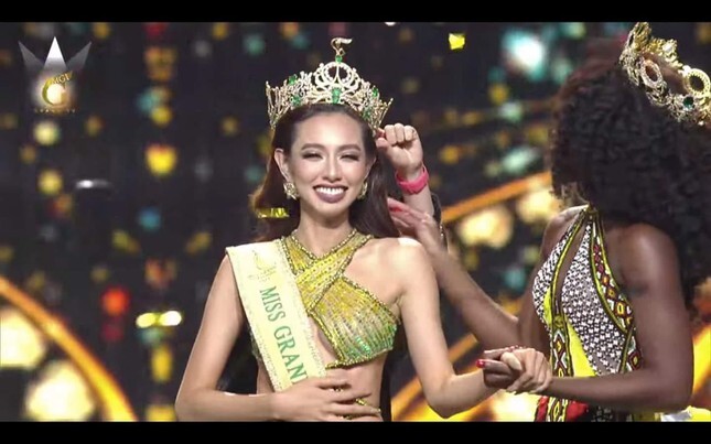 Thùy Tiên đăng quang Miss Grand International 2021