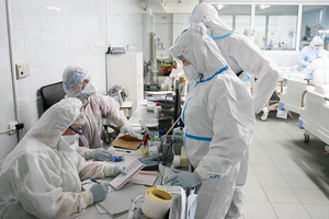 Omicron có thể ít nguy hiểm hơn Delta, Nga chọn cách thuyết phục người dân tiêm vắc xin