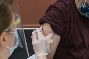 Người đàn ông dùng cánh tay giả đi... tiêm vắc xin Covid-19