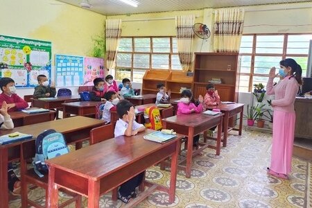 Múa tập thể, chơi đố vui khi học sinh lớp Một trở lại trường