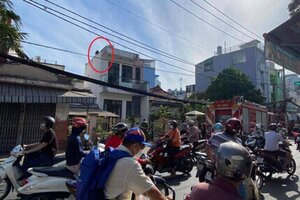 Thót tim giải cứu cô gái leo lên mái nhà la hét, dọa nhảy xuống đất