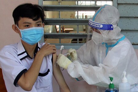 Quảng Nam: Nam sinh lớp 11 tiêm hai mũi vaccine Covid-19 trong một buổi