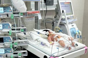 Uống thuốc nam không rõ nguồn gốc chữa viêm da, bé 13 ngày tuổi nguy kịch