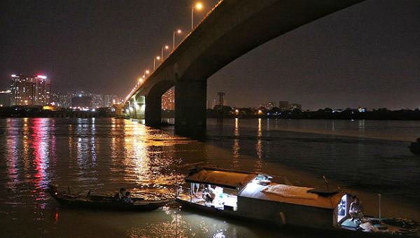 Tìm thấy thi thể cô gái trẻ gieo mình xuống sông Lam trong đêm tối