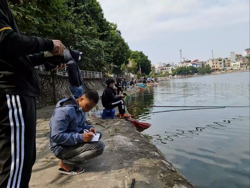 Hàng trăm người tụ tập tại hồ câu trái phép