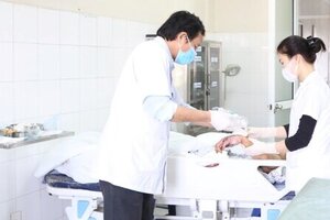 Tự chế pháo nổ tại nhà, bé trai 14 tuổi bị dập nát bàn tay