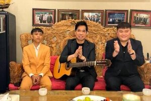 Hồ Văn Cường diện vest bảnh bao đến thăm nhà bầu Thụy cùng danh ca Ngọc Sơn