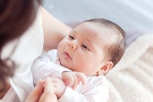 Làm gì khi trẻ sơ sinh 1 tháng tuổi bị nghẹt mũi?