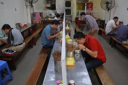 Hà Nội: Quận Đống Đa cho phép bán hàng ăn uống tại chỗ từ ngày 1/1/2022