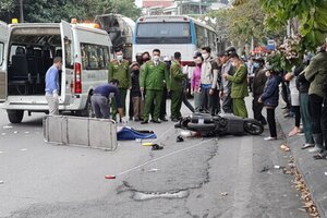 Ô tô chở công nhân va chạm với xe máy, bé gái 8 tuổi tử vong thương tâm