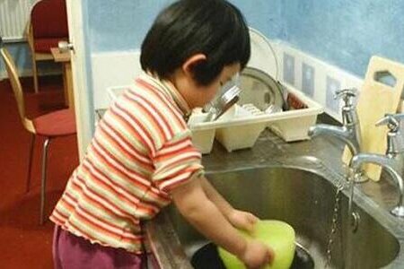 Bắt trẻ em làm việc nhà quá sức bị phạt tới 5 triệu đồng