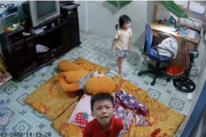 Bố mẹ đi vắng, 2 cháu nhỏ bị tên trộm vào nhà dọa nạt lấy mất iPad 