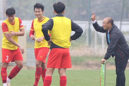 HLV Anh: ‘Tuyển Việt Nam nên cử đội hình trẻ dự AFF Cup’