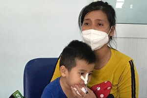 Mổ cấp cứu lấy xương cá đâm ngang đốt sống của bé trai 3 tuổi