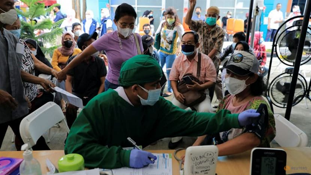 Omicron “nguy hiểm” với người chưa tiêm vắc xin, Malaysia truy tìm việc bán giấy tiêm chủng giả