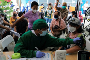 Omicron “nguy hiểm” với người chưa tiêm vắc xin, Malaysia truy tìm việc bán giấy tiêm chủng giả