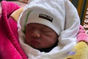 Phát hiện bé sơ sinh trong túi ni lông của người phụ nữ đi xe máy bỏ lại