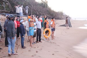 5 học sinh tắm biển, 2 em mất tích do bị sóng biển cuốn trôi