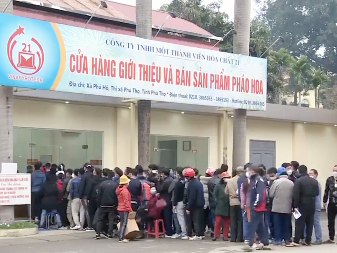 Người dân nô nức xếp hàng mua pháo hoa made in Vietnam về chơi Tết