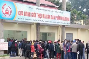 Dân xếp hàng trong mưa rét chờ mua pháo hoa chơi Tết