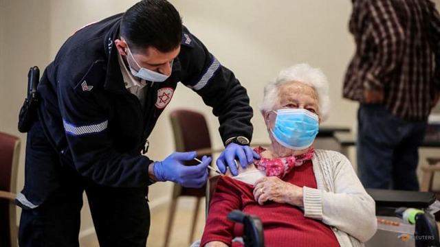 Pakistan thử thuốc trị Covid-19 từ thảo dược, Israel bắt đầu tiêm mũi thứ 4