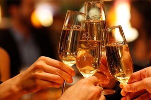 Dấu hiệu nhận biết và cách xử trí khi bị ngộ độc rượu ngày Tết 