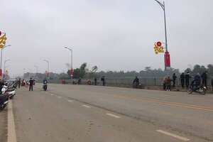 Thanh niên để lại xe trên cầu rồi về nhà khiến cả trăm người 'đỏ mắt' tìm kiếm